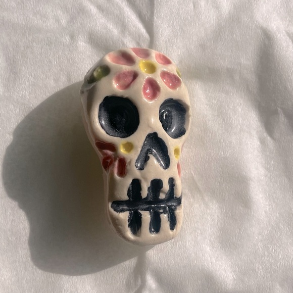 Handmade ceramic Day of the Dead Sugar Skull Pin Brooch - Picture 1 of 3